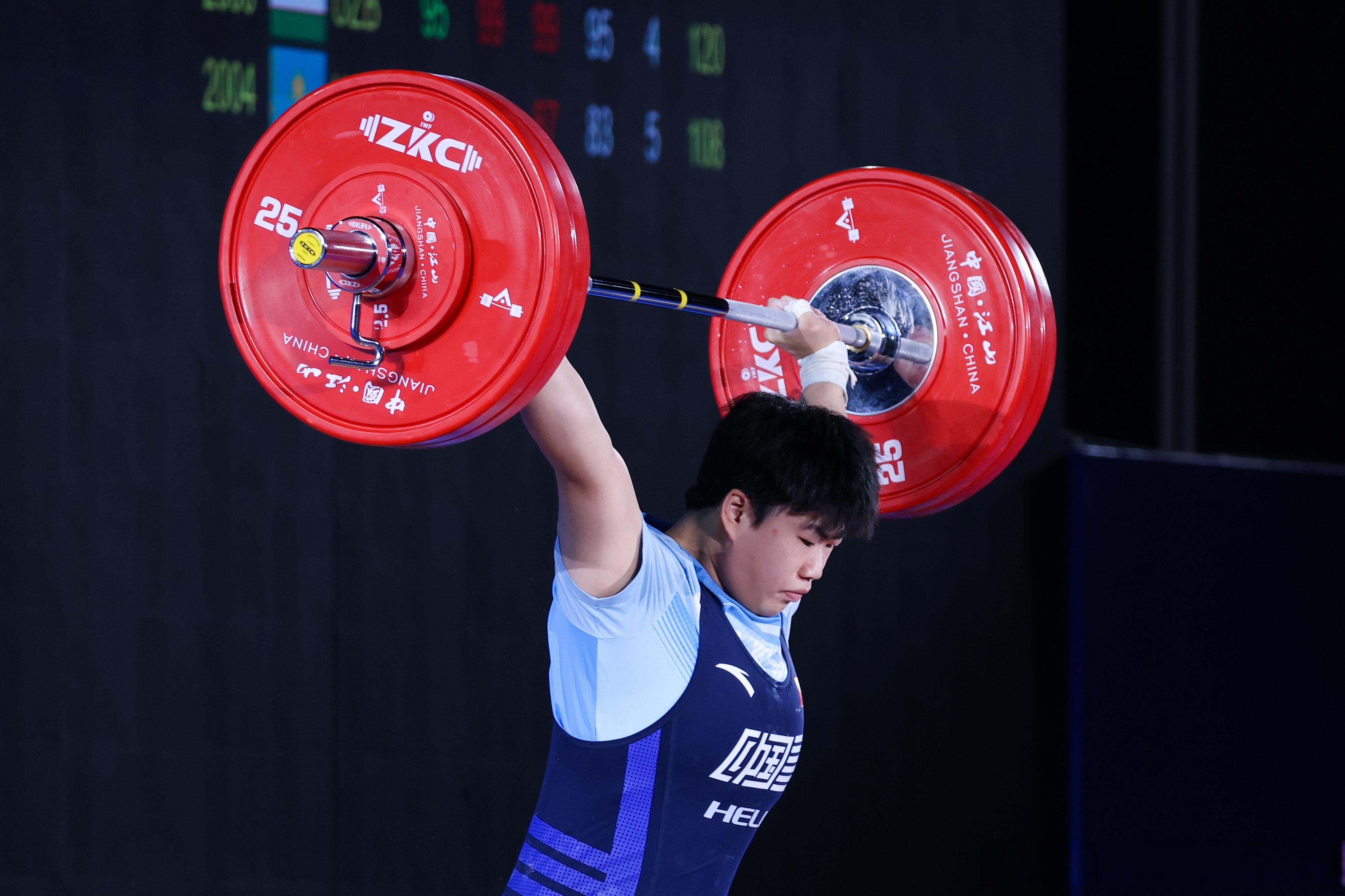 举重比赛重量级选手强势出击，争夺最高成绩的简单介绍