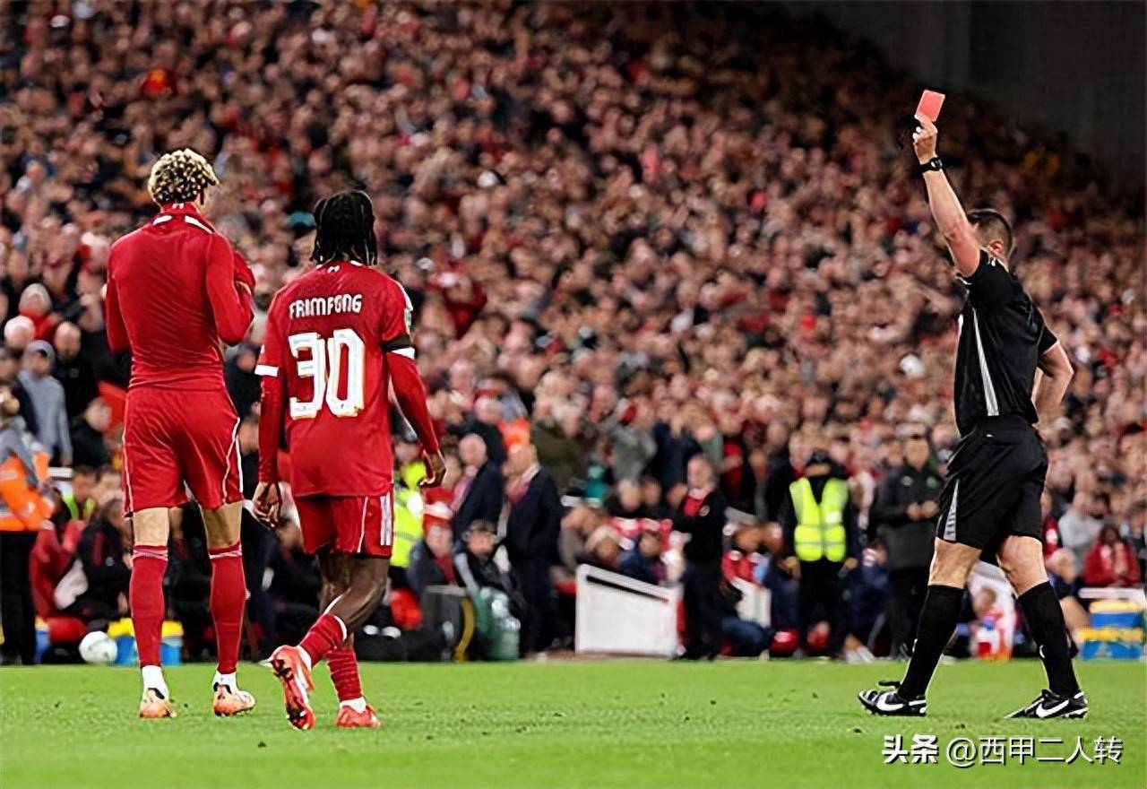 南安普顿客场险胜，全队庆祝