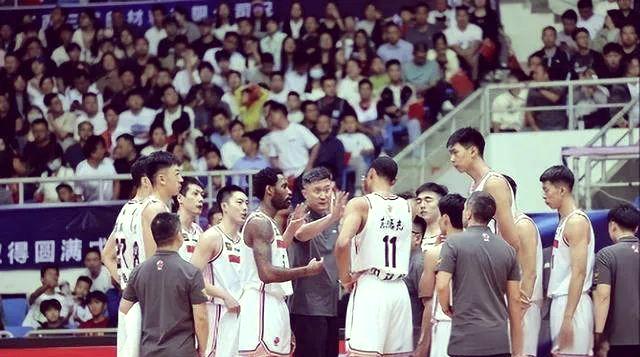 广东队以微弱优势击败了福建队,保持领先位置 广东队以微弱优势击败了福建队,保持领先位置