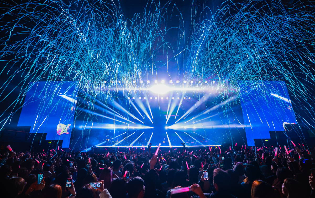 赛场现场气氛火爆,观众热情高涨的简单介绍 赛场现场气氛火爆,观众热情高涨的简单介绍