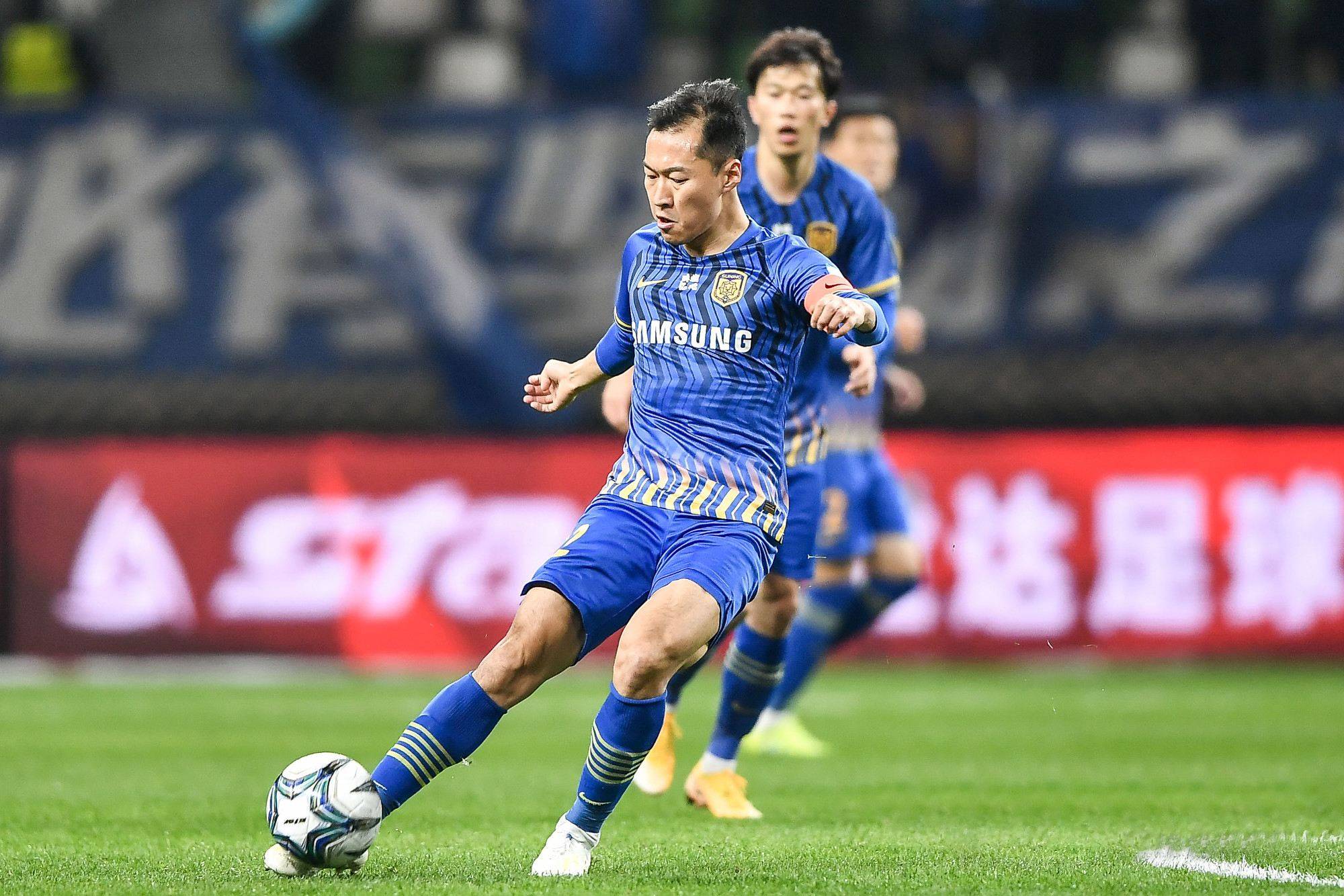 包含江苏苏宁客场战平山东鲁能，保持不败的词条