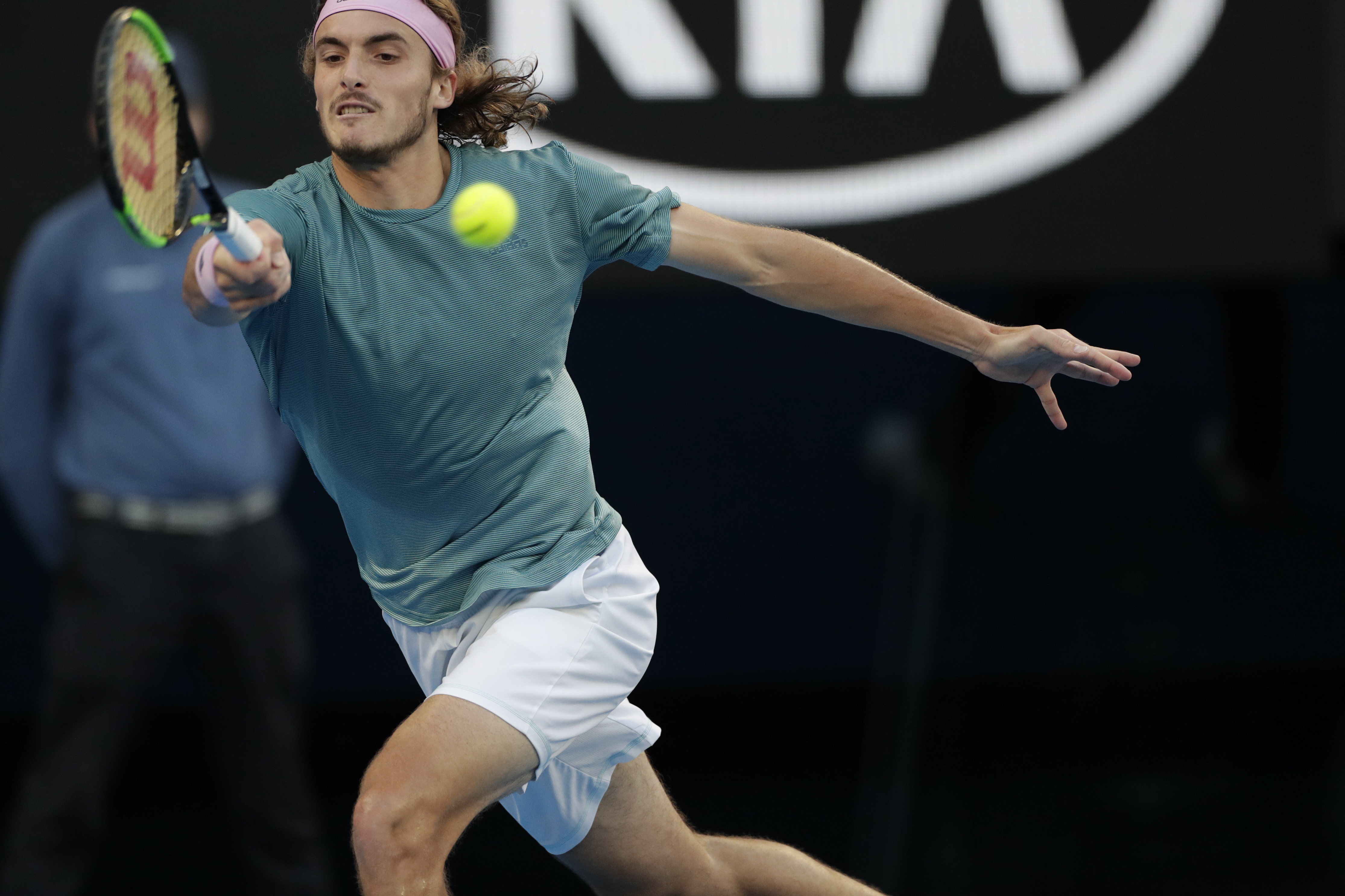 包含澳大利亚网球队绝杀西班牙网球队，西西帕斯统治全场的词条