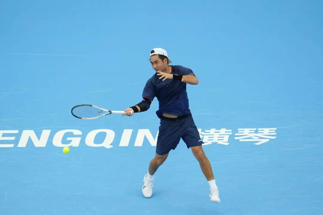 包含世界网球队轻取欧洲网球队，瓦林卡三分雨点燃全场的词条