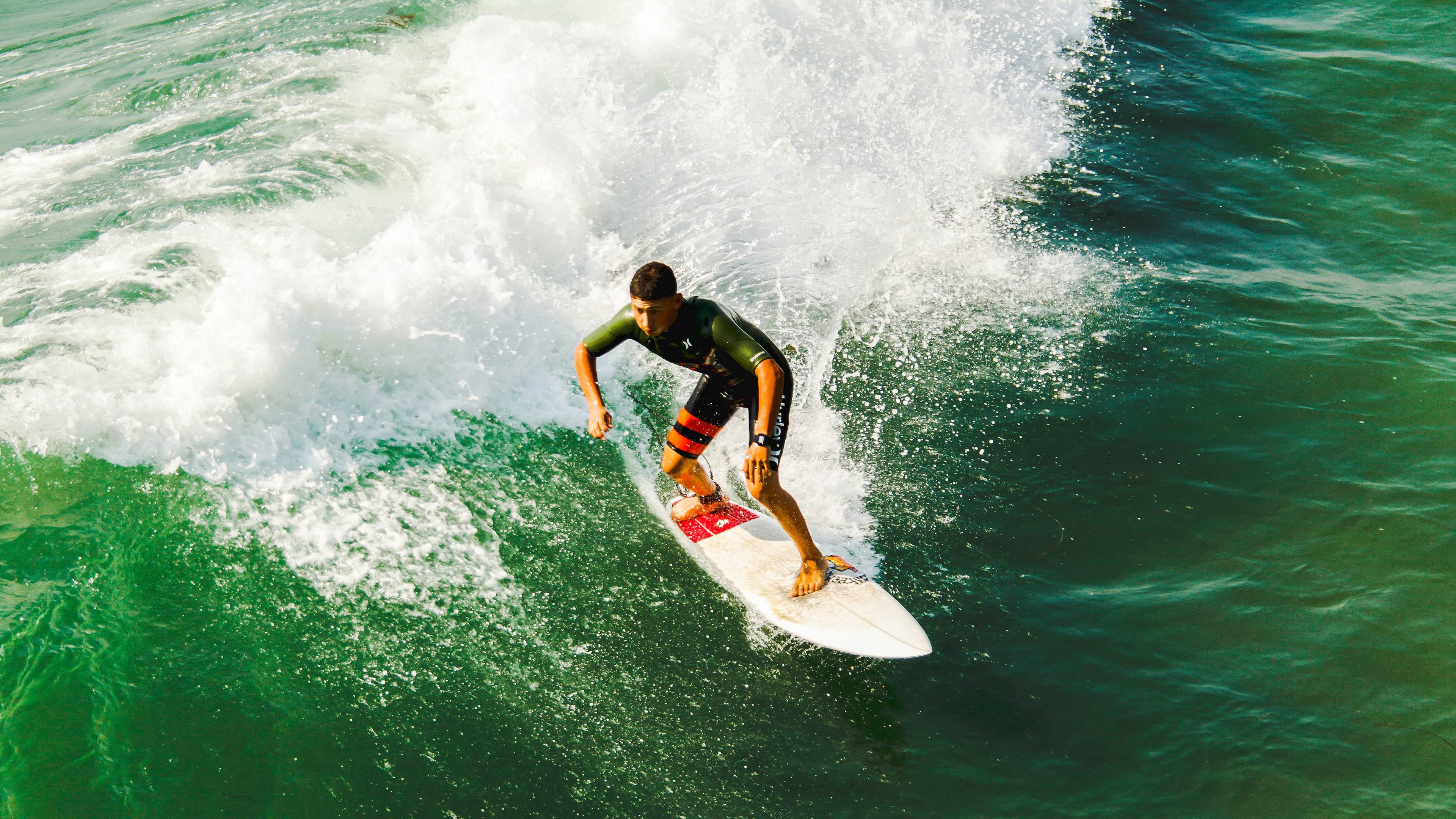 牙买加闪电撕裂防线,罗德里戈稳定如钟—南美风暴中的战术启示