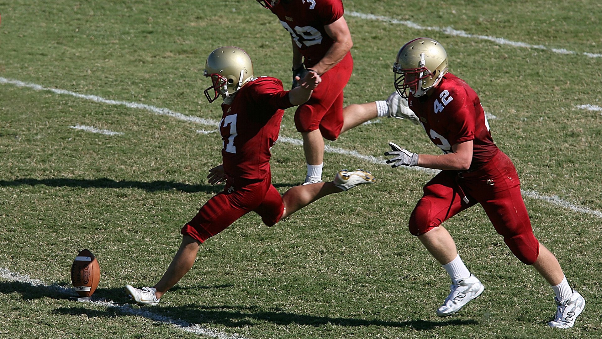 当美国横扫乌克兰，皮克的高光时刻与足球之外的隐喻